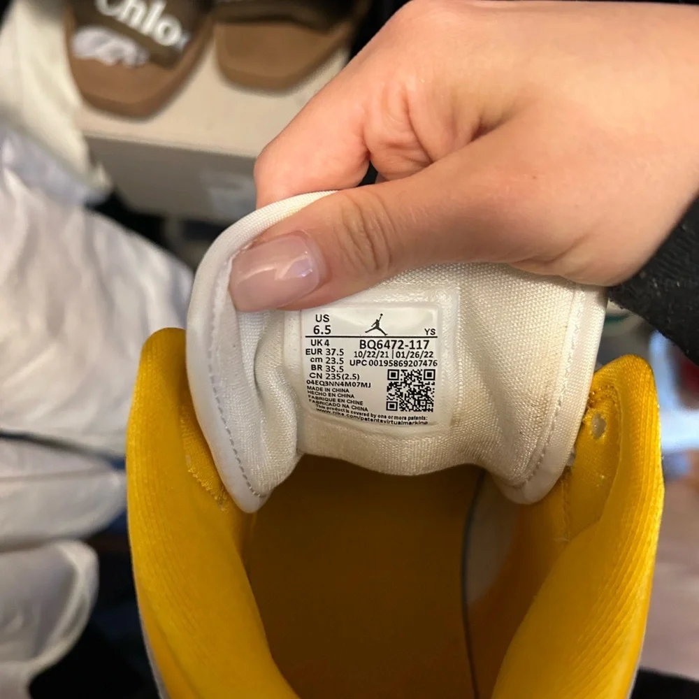 Jordan 1 mid university yellow - Picture 3 of 6